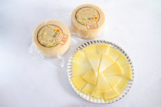 QUESO CABRA IBORES D.O.. Es un queso elaborado con leche cruda de cabra con un potente sabor.