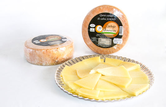 QUESO CABRA CARBAJO. Es un queso elaborado con leche cruda de cabra, con tres o cuatro meses de curación. Considerado uno de los mejores quesos de España, para los amantes del queso, por su sabor intenso y aromático.