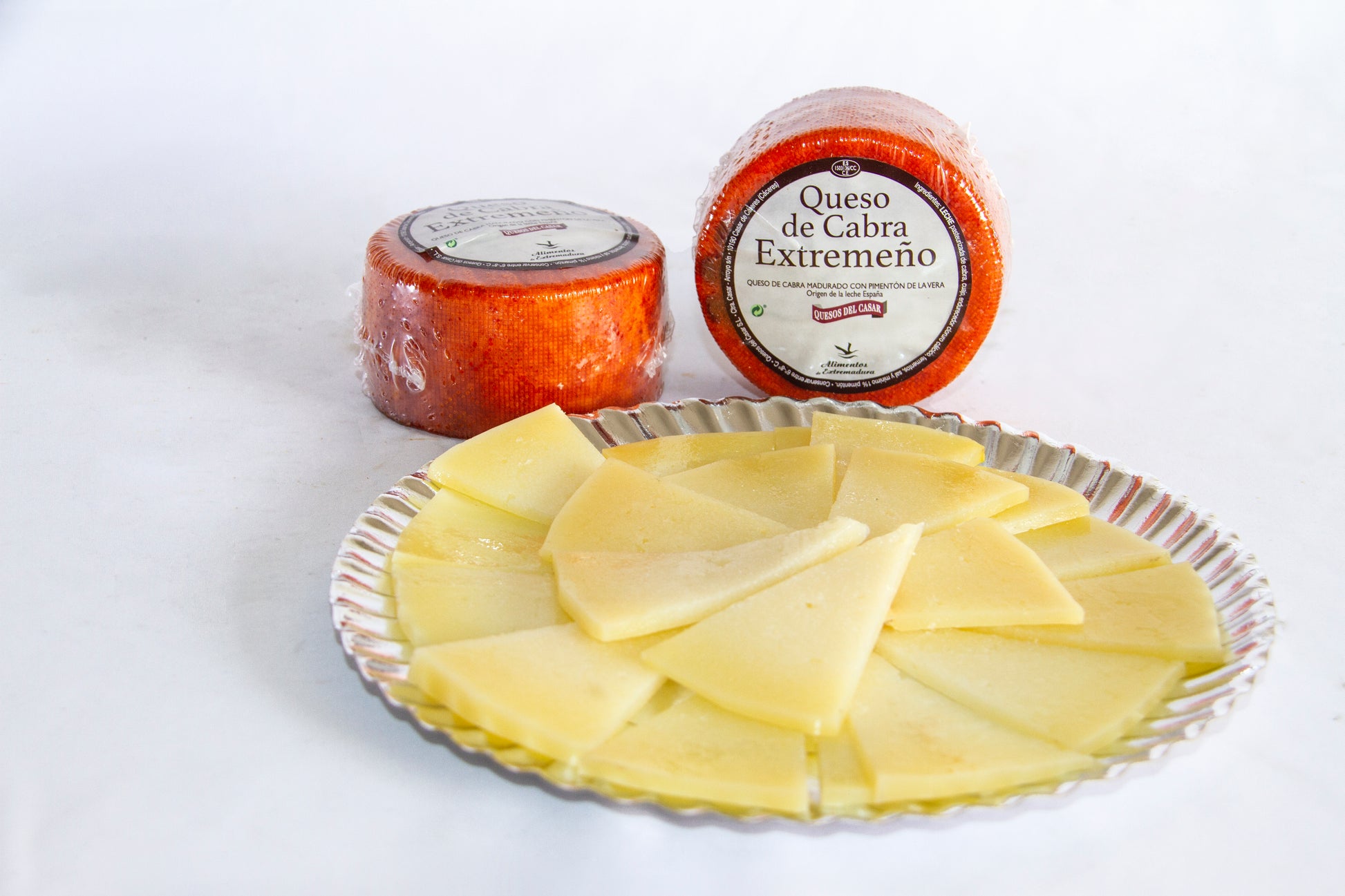 QUESO CABRA PIMENTÓN VILLANOBLE. Esta elaborado con leche pasteurizada de cabra retinta con la corteza recubierta con el pimentón de la vera, que le da un sabor ligeramente ahumado, con un sabor suave y cremoso.